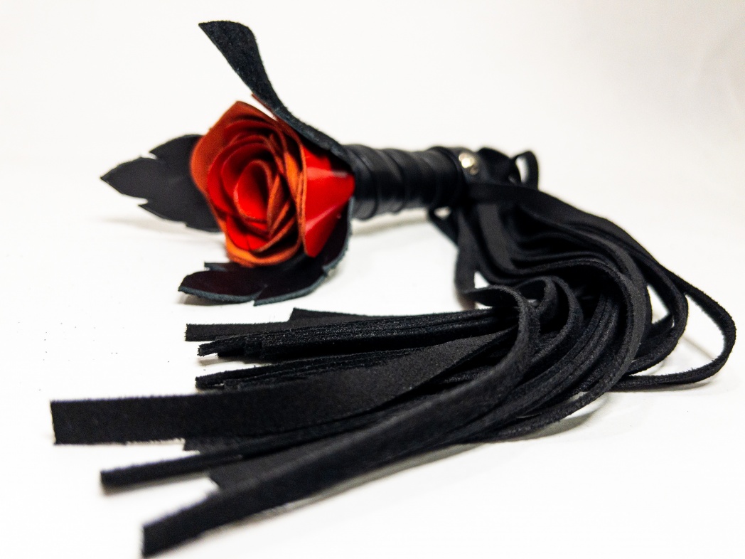 Плеть BDSM-Арсенал Красная Роза лаковая с хвостами из замши