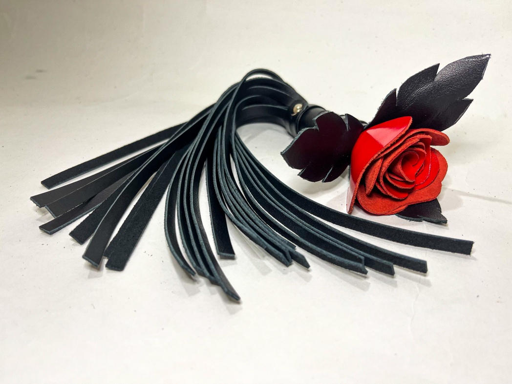 Плеть BDSM-Арсенал Красная Роза лаковая с хвостами из кожи