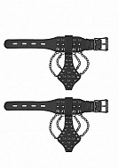 Кожаные браслеты-наручники украшены металлическими цепочками