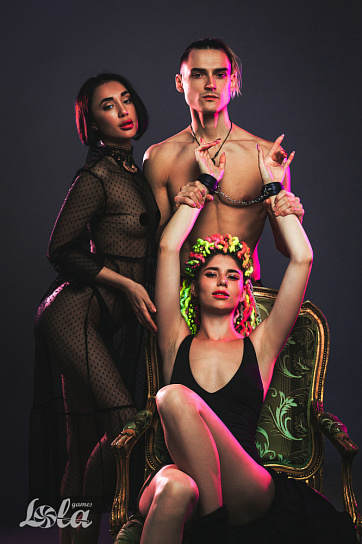 Черные наручники с карабином