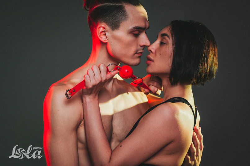 Красный кляп с шариком с отверстиями FIRECRACKER