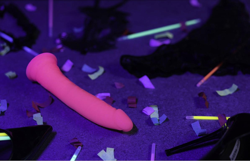 Фаллоимитатор Shots Media Slim на присоске, люминисцентный, 15,5 см