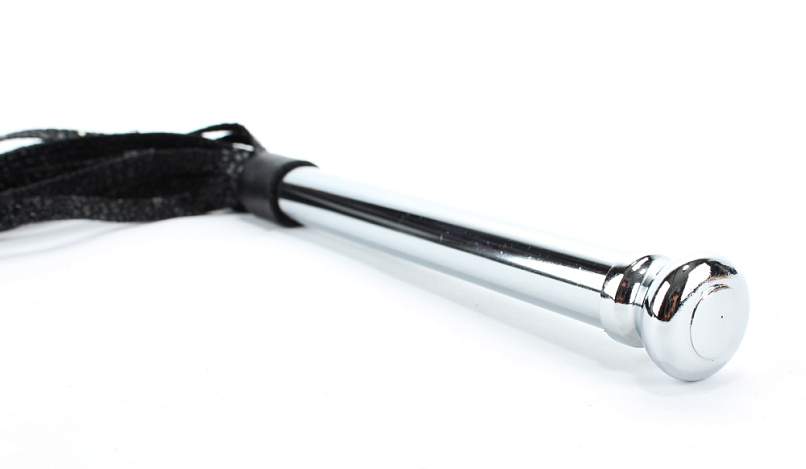 Многохвостовая плеть с металлической ручкой