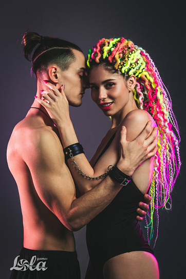 Черные наручники с карабином