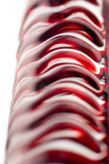 Стеклянный фаллос с мошонкой и рельефным стволом 14,5 см