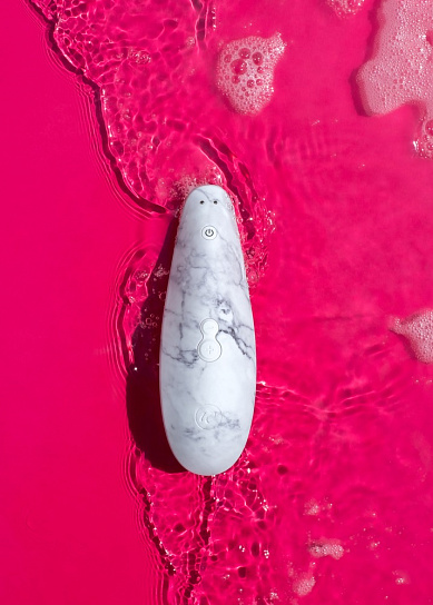 Вакуумно-волновой стимулятор клитора Womanizer Marilyn Monroe, белый мрамор