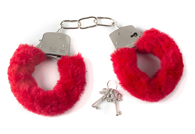 Наручники с мехом Bondage Furry Cuffs, красные